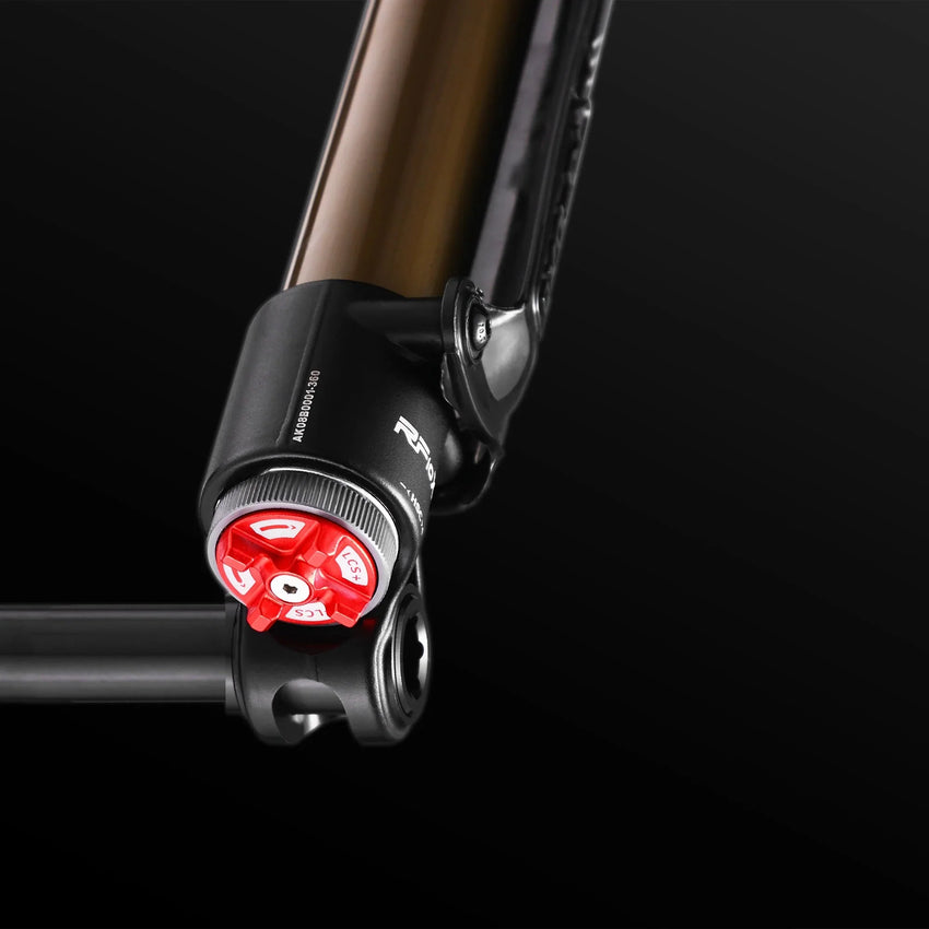 RFloXa Hawk31 Max Gold fork red axle adjuster close-up